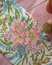 Load image into Gallery viewer, Daisy Cushion Pattern