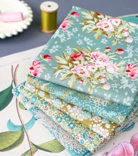 Load image into Gallery viewer, Clam Up Zippered Pouch Pattern by Annie

