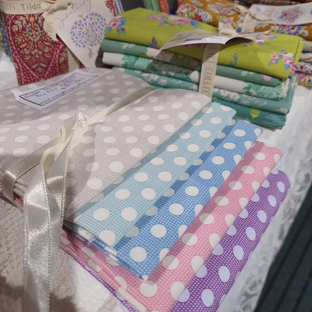 Tilda Medium Dots Fat Quarter Bundle of 5